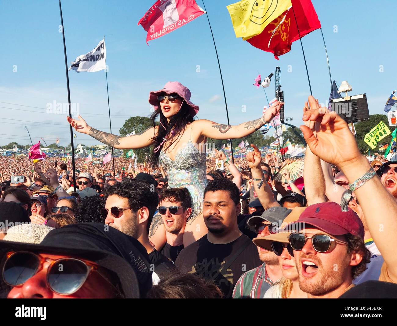 Folla che assiste ai Foo Fighters al Glastonbury Festival - Immagine stock catturata con smartphone