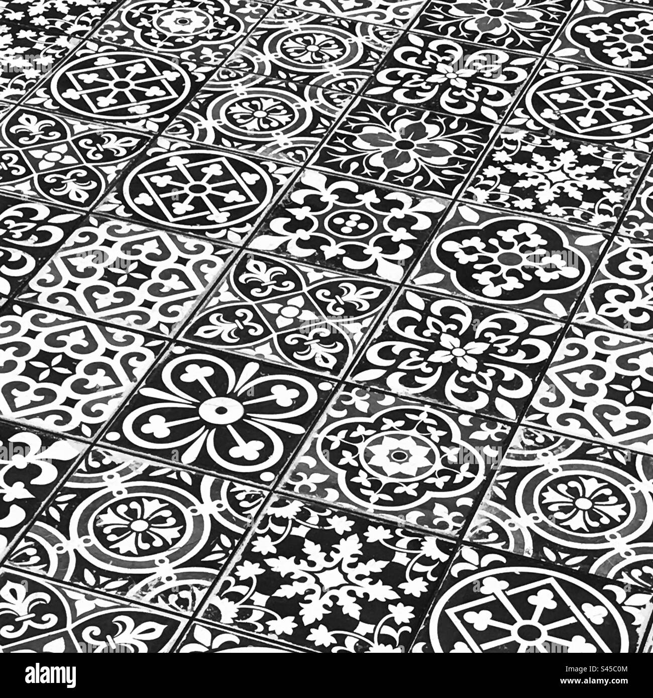 Pavimento in piastrelle in mosaico bianco e nero vintage - Immagine stock catturata con smartphone