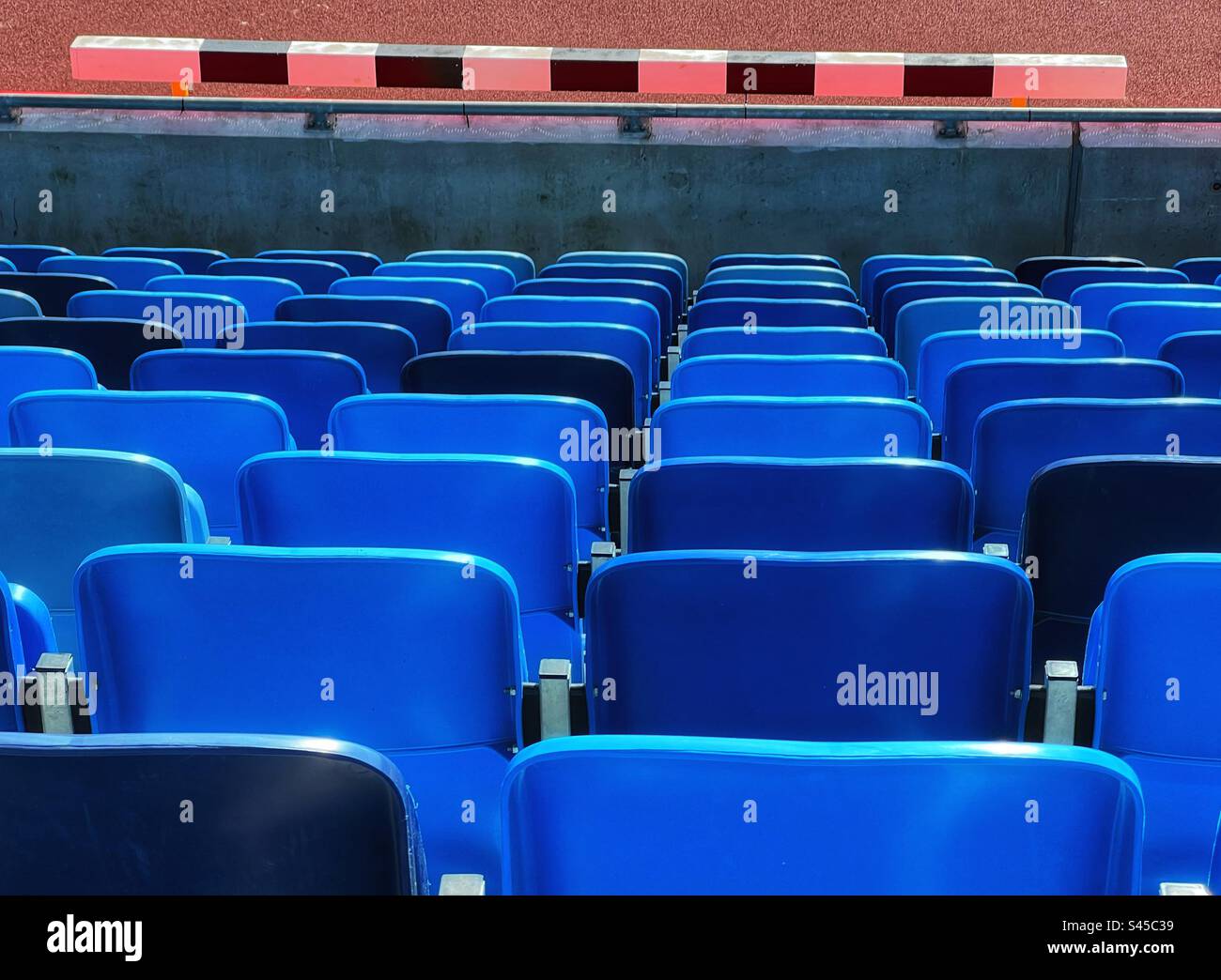 Sedie astratte se blu all'Alexander Stadium, Birmingham Foto Stock