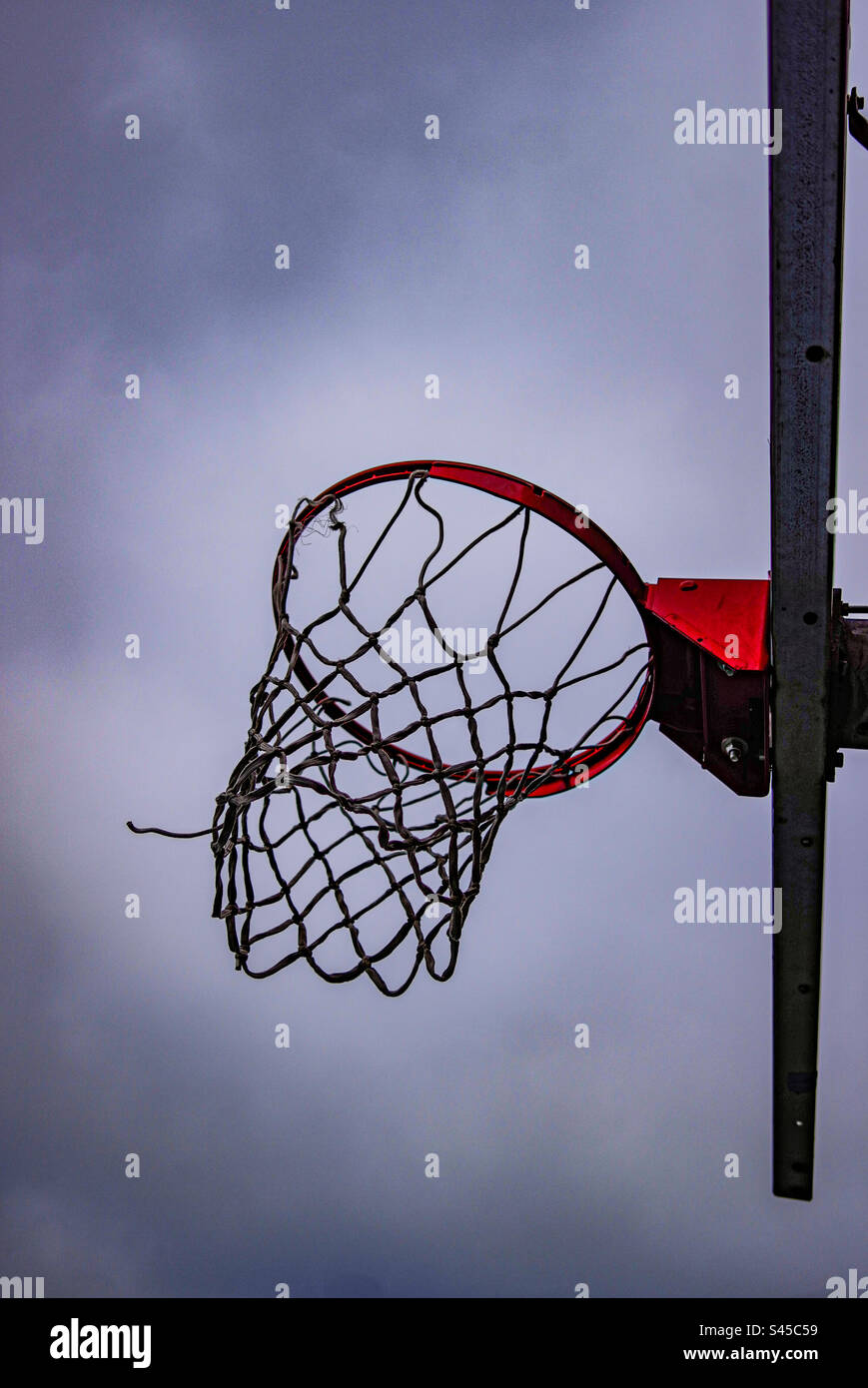 Canestro da basket in un giorno di nuvolamento Foto Stock