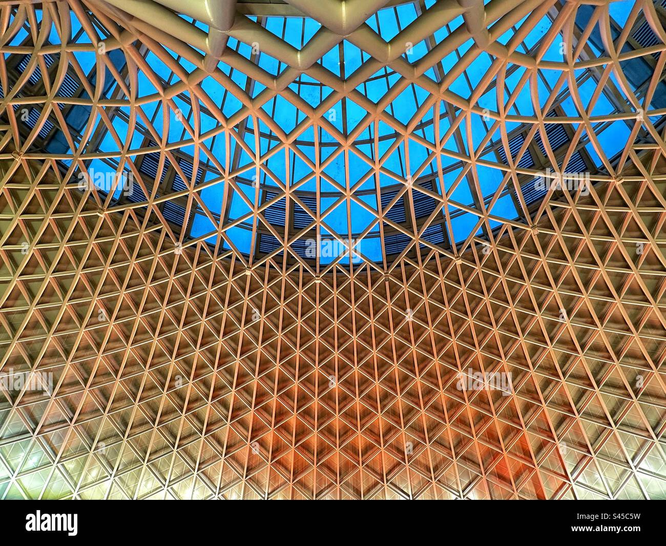 Vista interna dell'architettura del tetto della stazione ferroviaria di King's Cross nel centro di Londra. Niente persone. Foto Stock