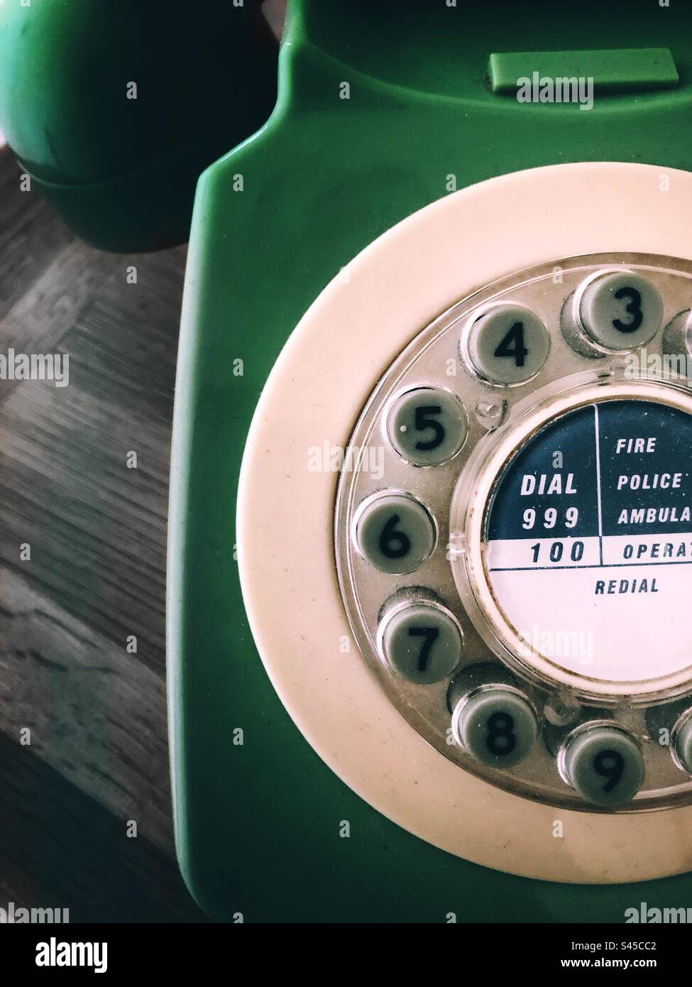 Primo piano di un telefono vintage o rétro con quadrante rotante dal Regno Unito negli anni Settanta Foto Stock