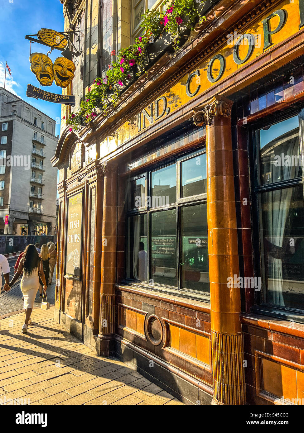 Pomeriggio di sole davanti al pub Scarborough Taps nel centro di Leeds - Immagine stock catturata con smartphone