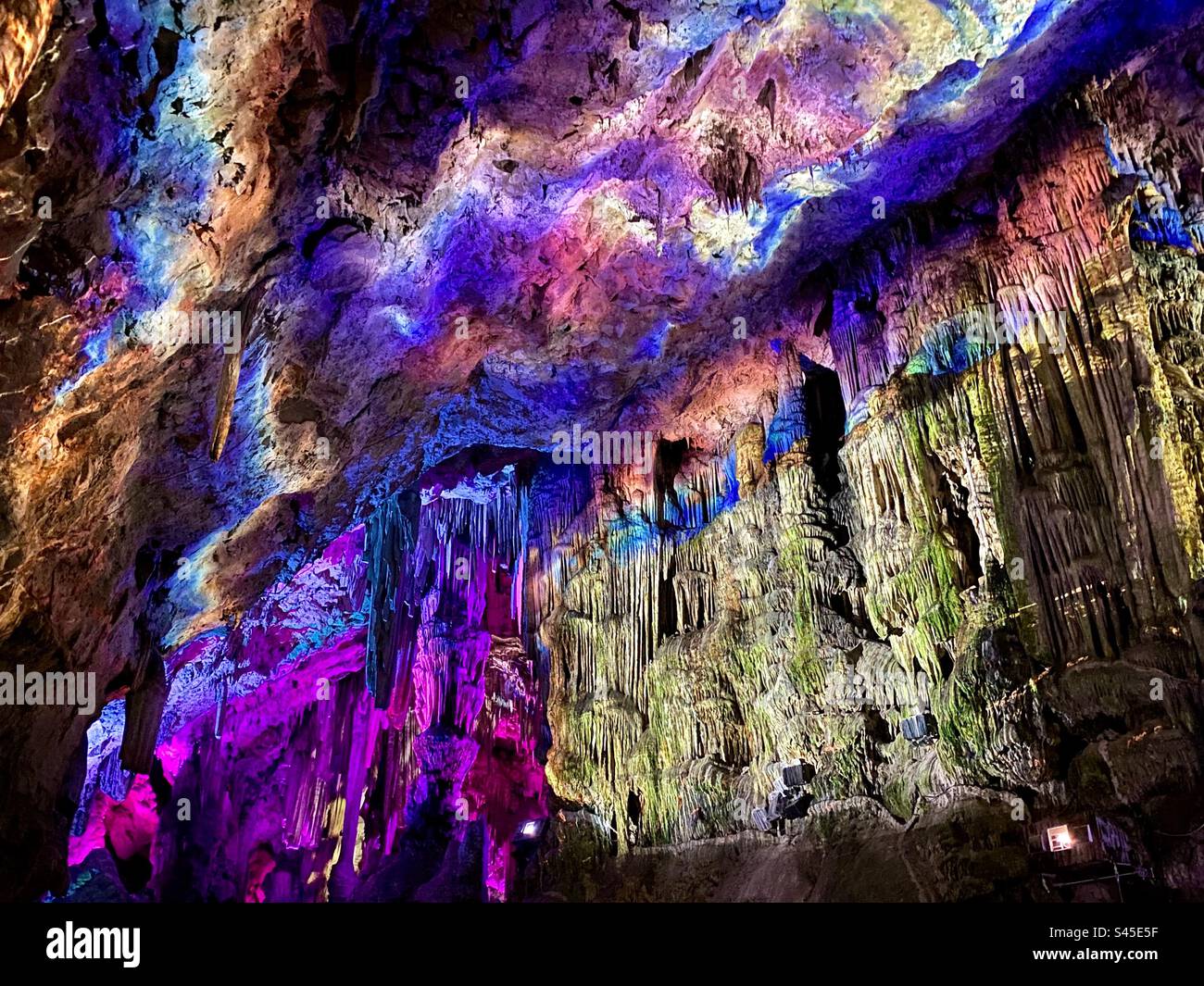 Lo spettacolo di luci colorate nella grotta di San Michele a Gibilterra Foto Stock