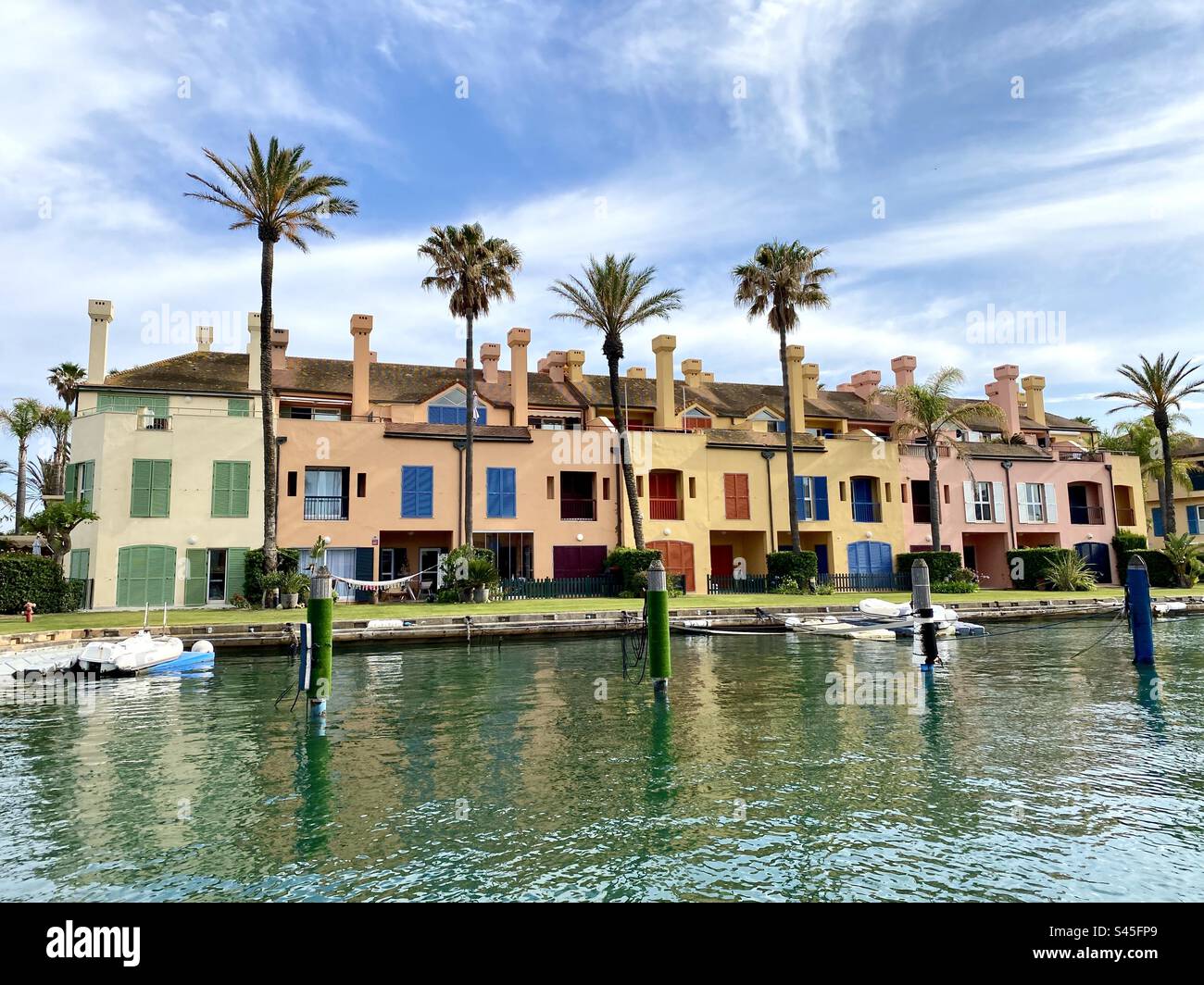 La bellissima Sotogrande, nel sud della Spagna, vista da una barca nel porticciolo Foto Stock