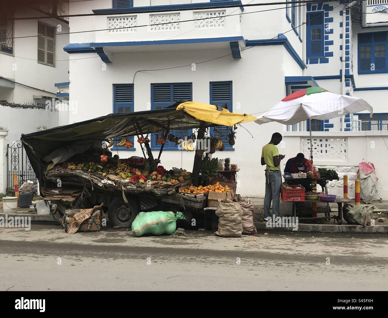 Venditore di cibo di strada che vende frutta, Mombasa, Kenya - Immagine stock catturata con smartphone