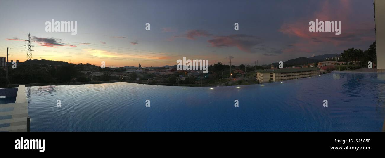 Splendida vista sul tramonto a bordo piscina Foto Stock
