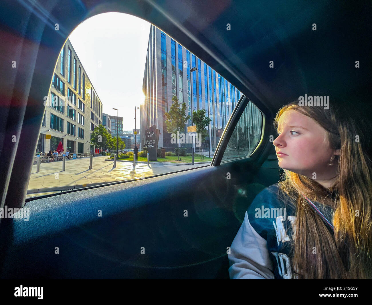 Giovani donne che guardano fuori dal finestrino dell'auto nel centro città Foto Stock