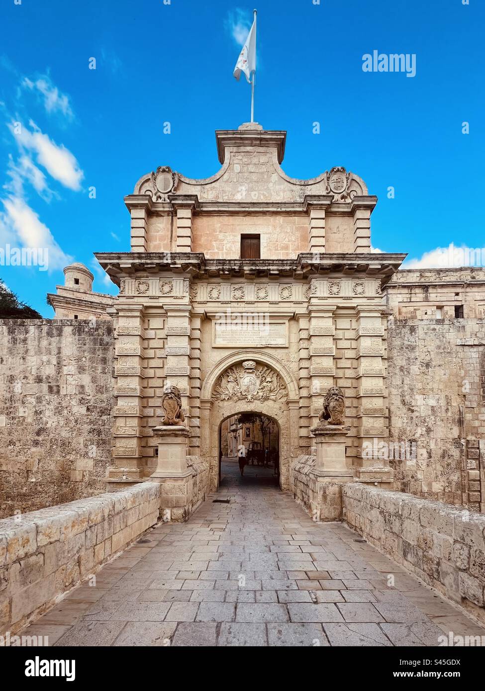 La splendida porta barocca della città, conosciuta anche come porta principale di Vilhena, è la porta principale della città vecchia fortificata di Mdina, ex capitale di Malta Foto Stock