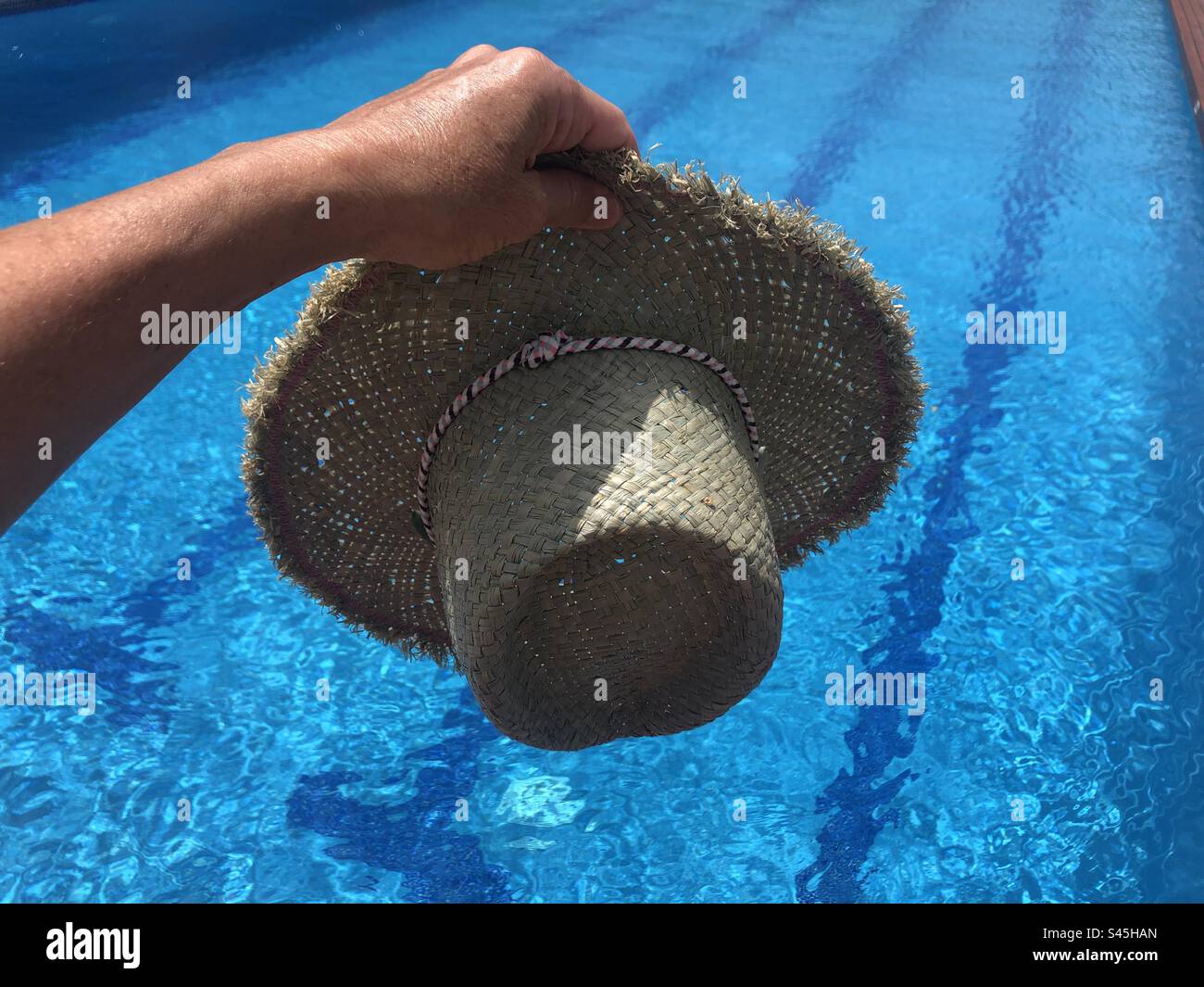 Immagine delle vacanze estive, cappello di paglia e piscina Foto Stock