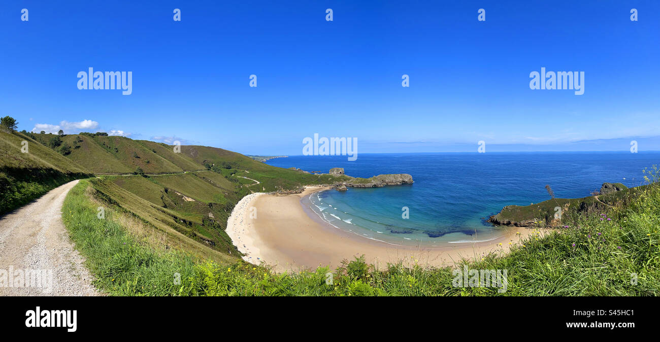 Spiaggia di Torimbia, vista panoramica. Niembro, Asturie, Spagna. - Immagine stock catturata con smartphone