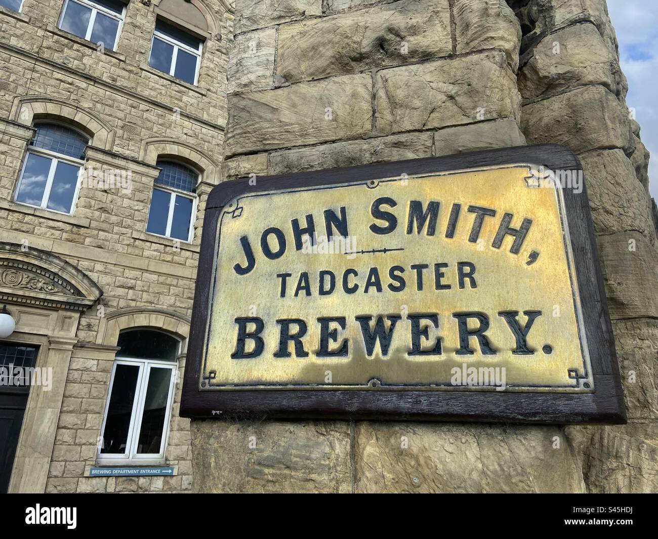 Insegna storica John Smith presso la Tadcaster Brewery Foto Stock