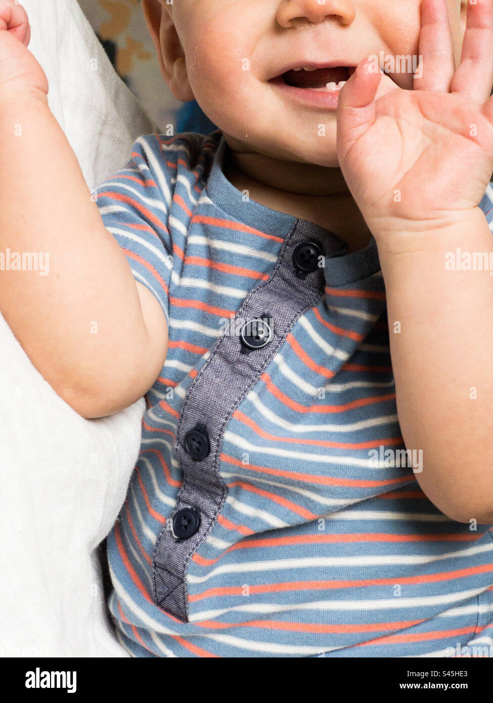 bambino di 6 mesi con denti nuovi e dito in bocca Foto Stock