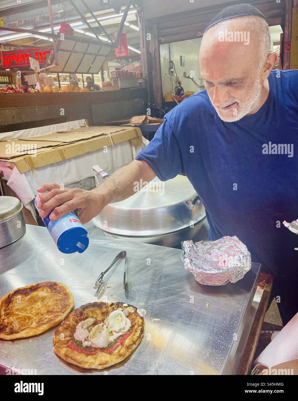Street food al mercato Carmel di Tel Aviv, Israele. - Immagine stock catturata con smartphone