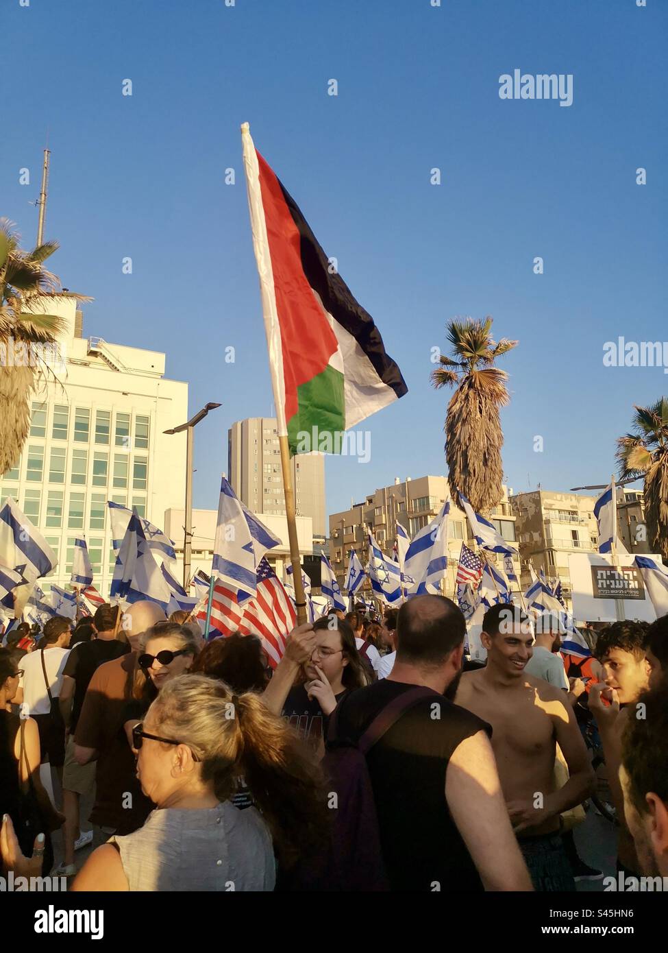 11 luglio 2023, Tel-Aviv, Israele. Manifestazione contro i cambiamenti giudiziari da parte del governo israeliano di destra davanti al consolato americano. Foto Stock