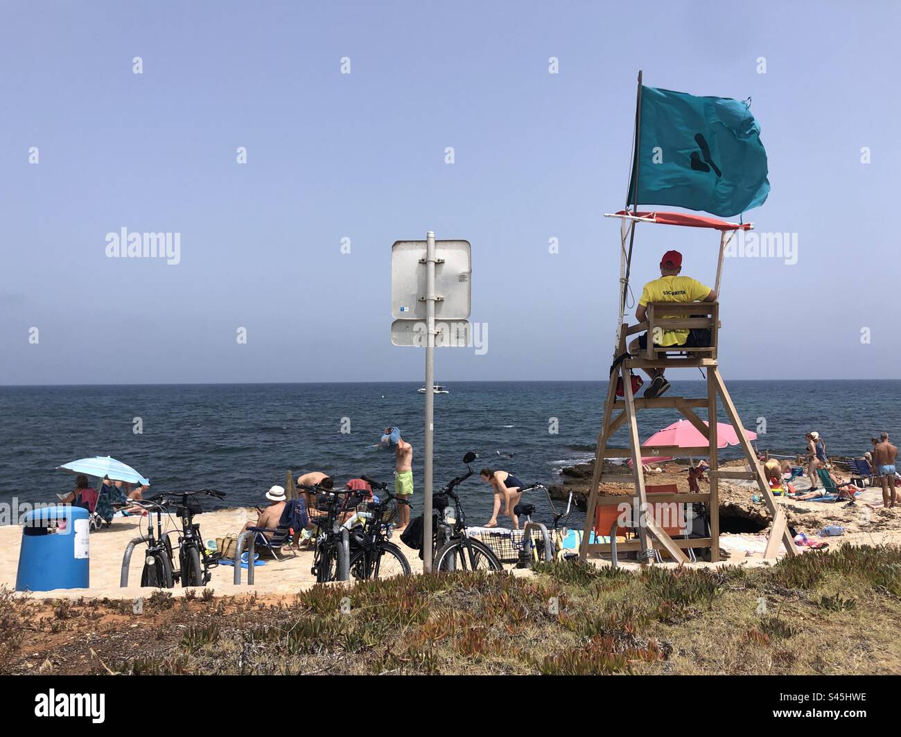 Il bagnino sta osservando la folla nella città costiera di Denia in Spagna Foto Stock