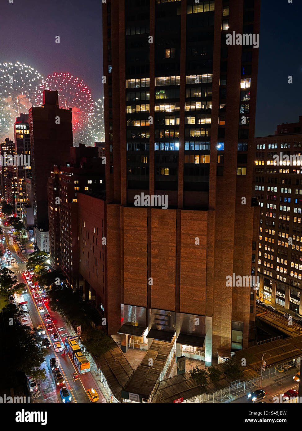 Macy's, quattro luglio fuochi d'artificio esplodono sopra il fiume est visto da un appartamento residenziale a Murray Hill, 4 luglio 2023, New York City, USA Foto Stock