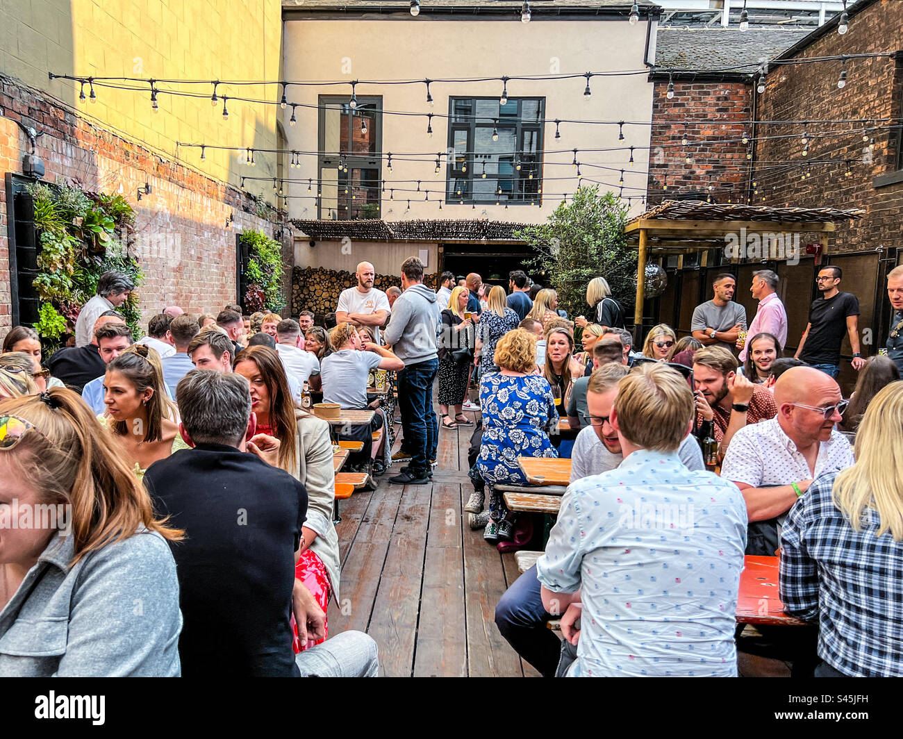 Bar affollato nel centro di Leeds Foto Stock