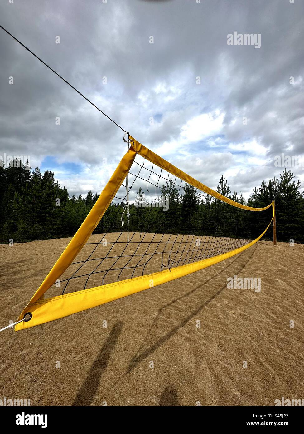 Rete da pallavolo nel bosco - Immagine stock catturata con smartphone