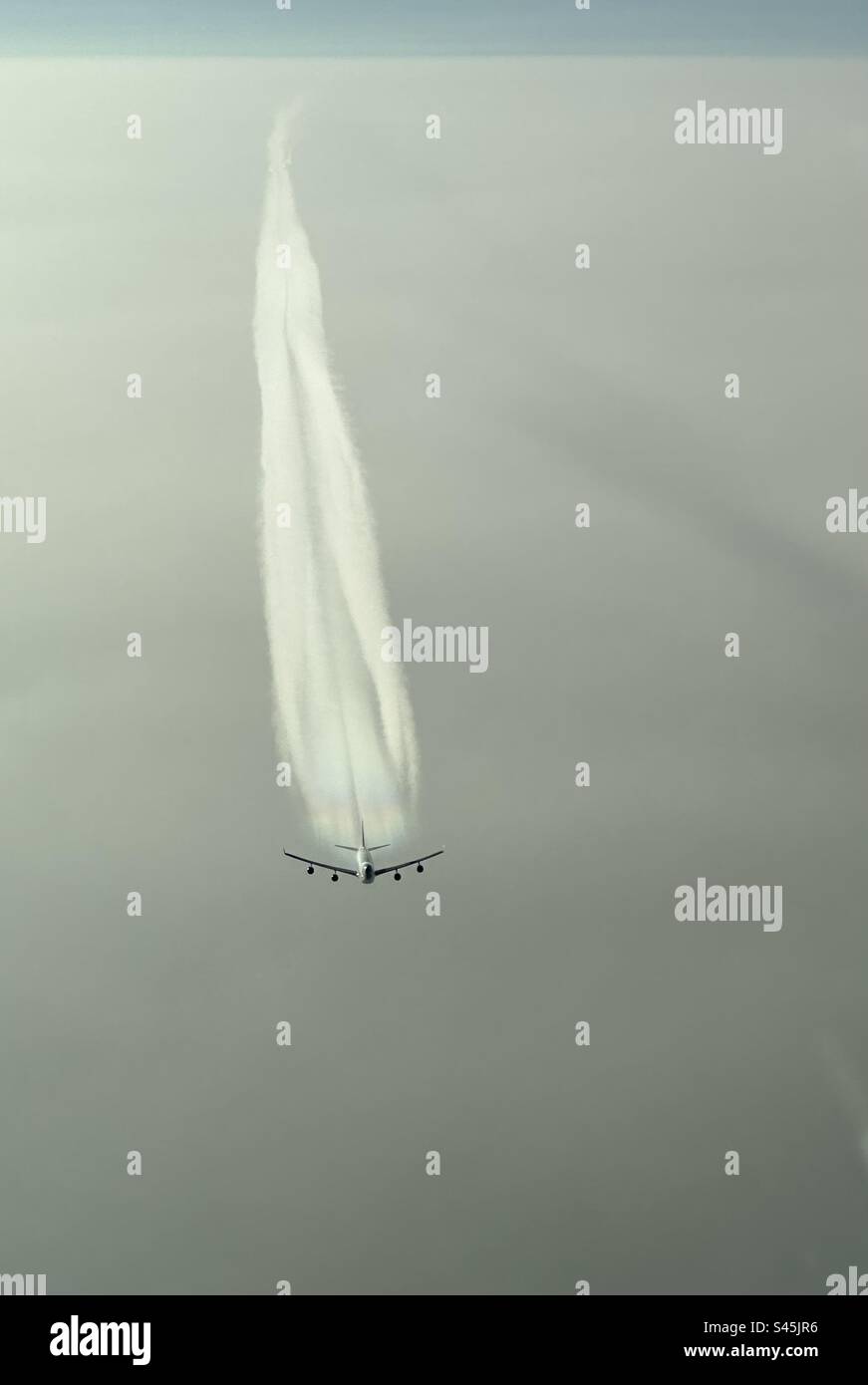 Boeing 747 che naviga a 37.000ft con sentieri di collegamento che si estendono all'indietro. Foto Stock