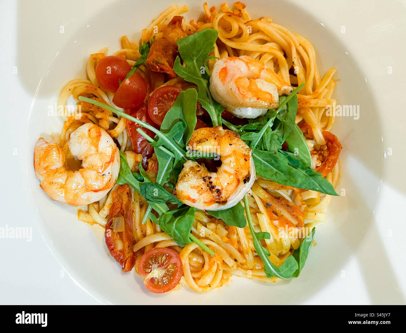 Linguine di gamberi reali con insalata di rucola Foto Stock