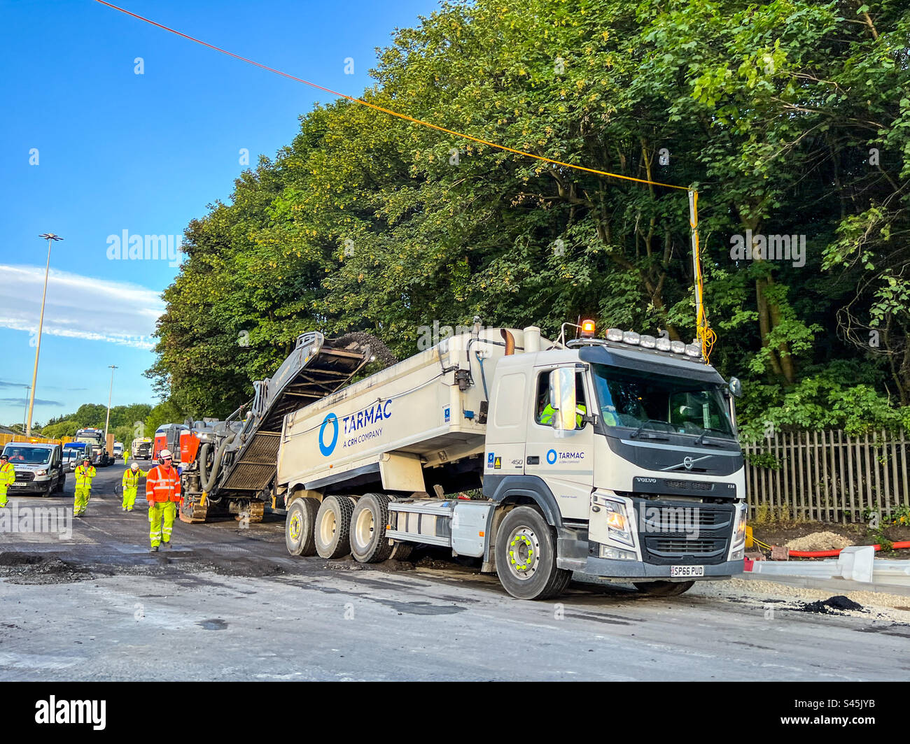 Camion asfalto e lavoratori che mantengono le strade del Regno Unito Foto Stock