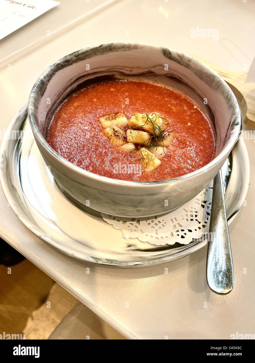ciotola di zuppa fredda di gazpacho Foto Stock