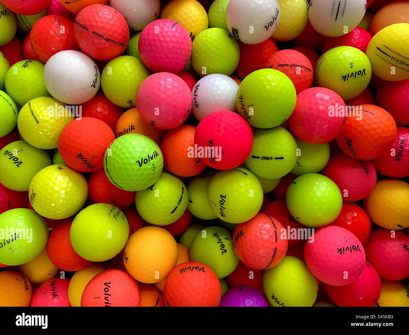 Una collezione di centinaia di palline da golf colorate. - Immagine stock catturata con smartphone