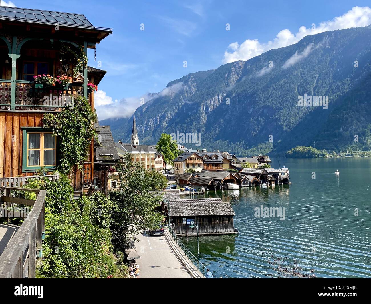 La splendida cittadina di Hallstatt, sulle alpi austriache, in estate Foto Stock