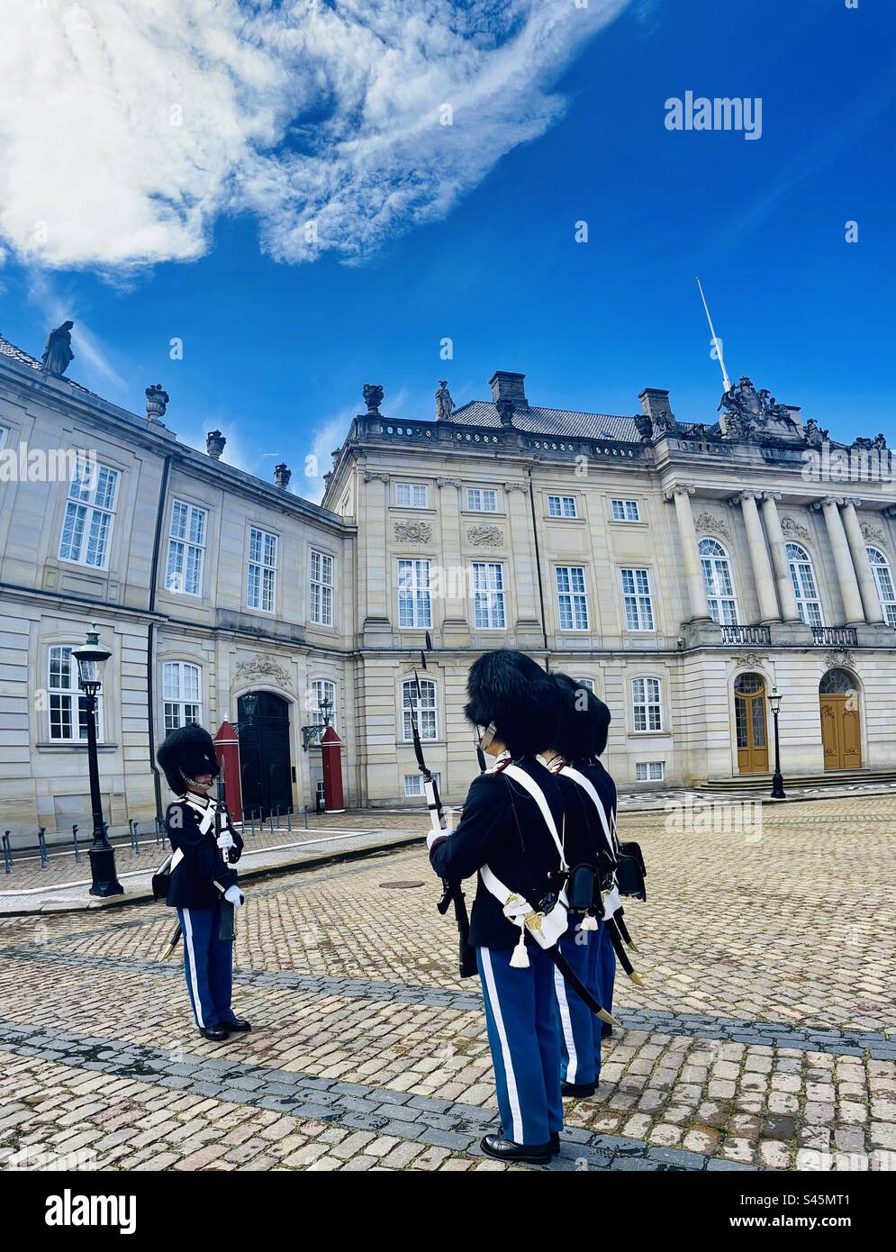 Cambio della guardia reale danese al castello di Amalienborg a Copenaghen, Danimarca. Foto Stock