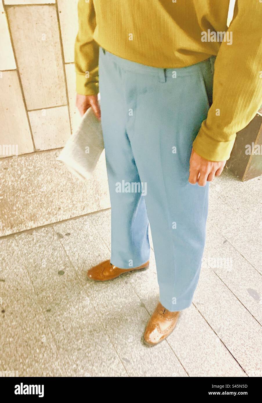 Uomo in pantaloni blu Foto Stock