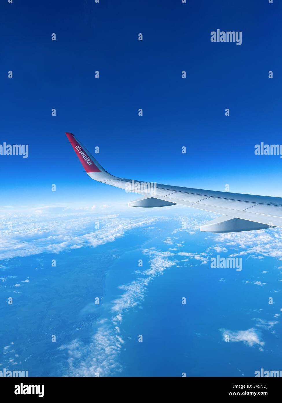 Seduto sull'aereo Air Malta da qualche parte tra Francia e Inghilterra - Immagine stock catturata con smartphone