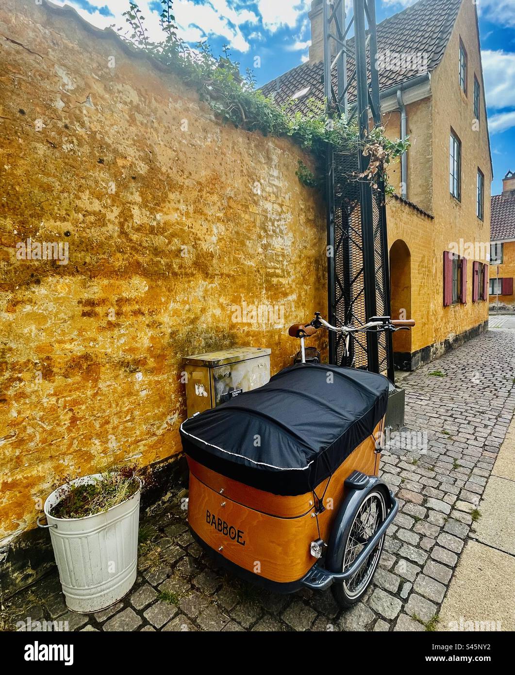 Il colorato quartiere Nyboder di Copenhagen, Danimarca. Foto Stock
