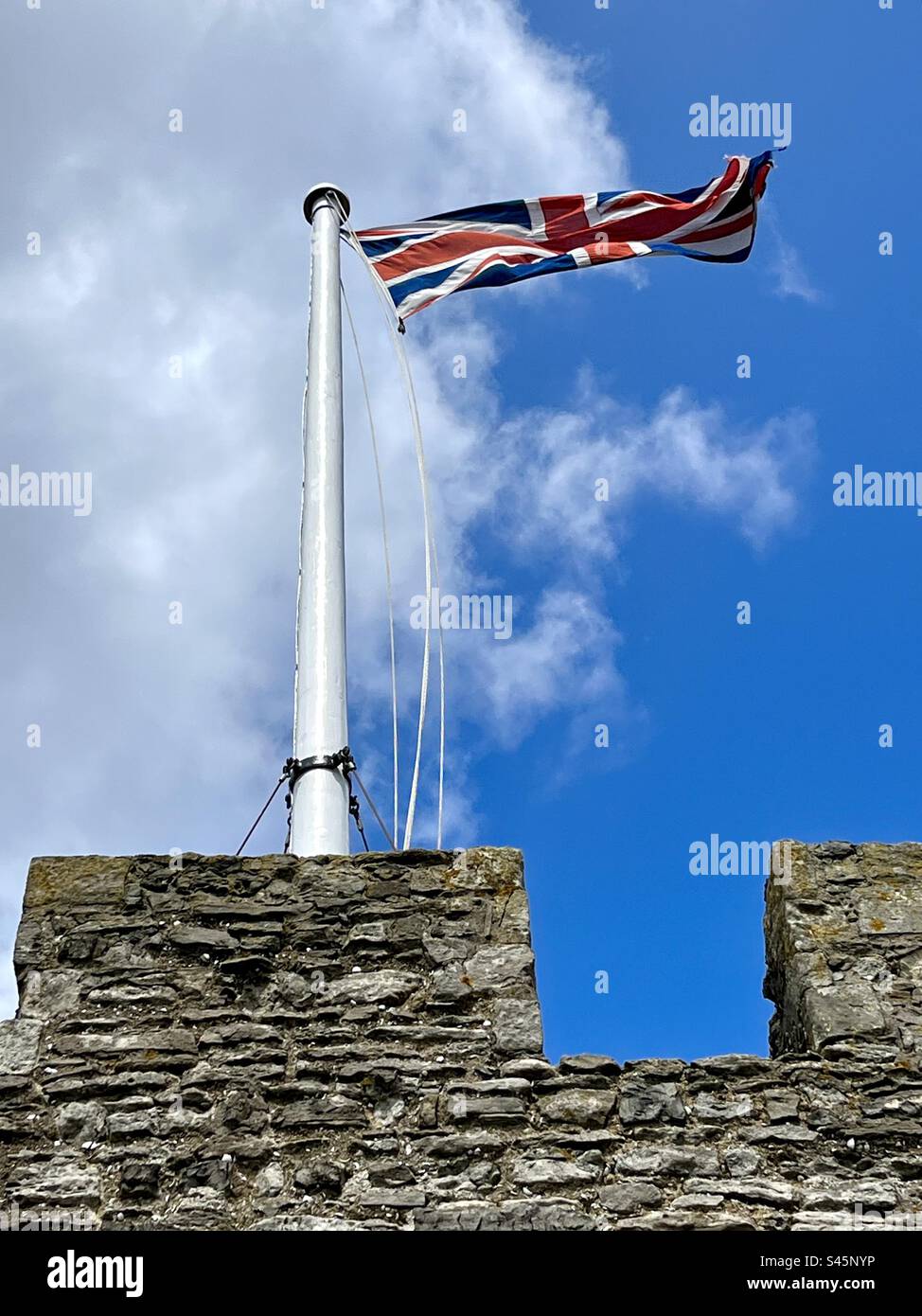 Bandiera Union Jack della Gran Bretagna Regno Unito che sventola in forte vento - Immagine stock catturata con smartphone