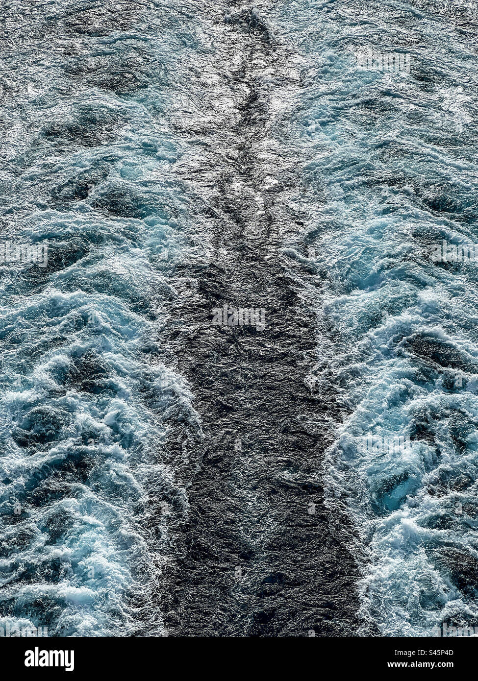 Schiuma di mare dalla parte posteriore della nave da crociera Foto Stock Schiuma di mare dalla parte posteriore della nave da crociera Foto Stock