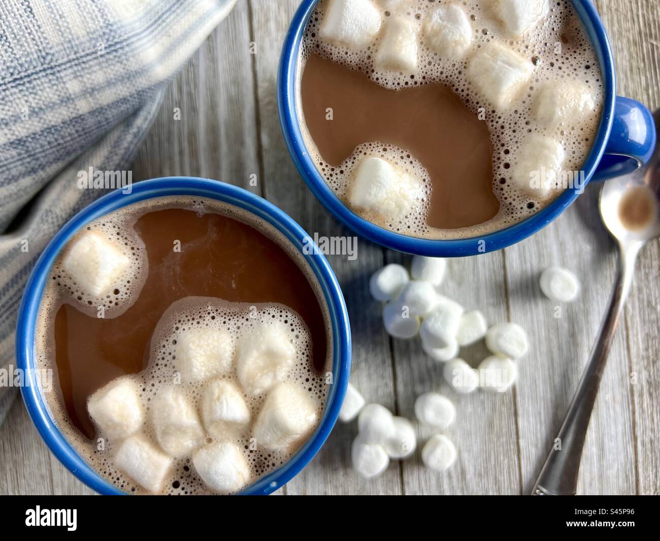 Cioccolata calda con mini marshmallow in tazze blu Foto Stock