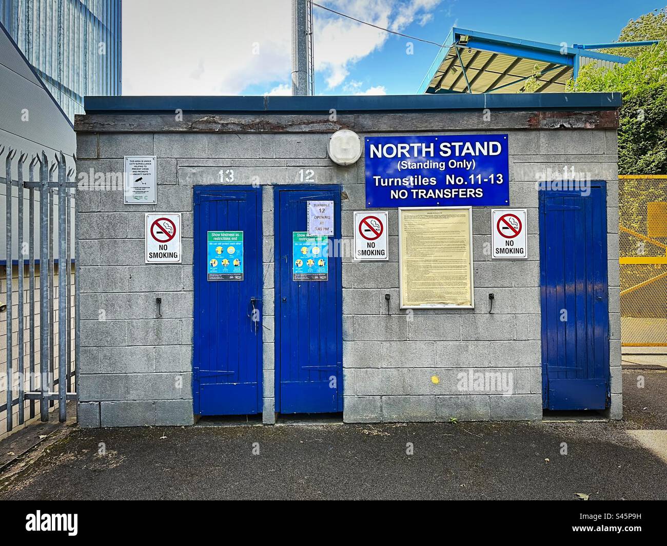 North Stand (solo in piedi) ingresso dei tornelli allo Shay Stadium, sede della F.C. Halifax Town. Foto Stock