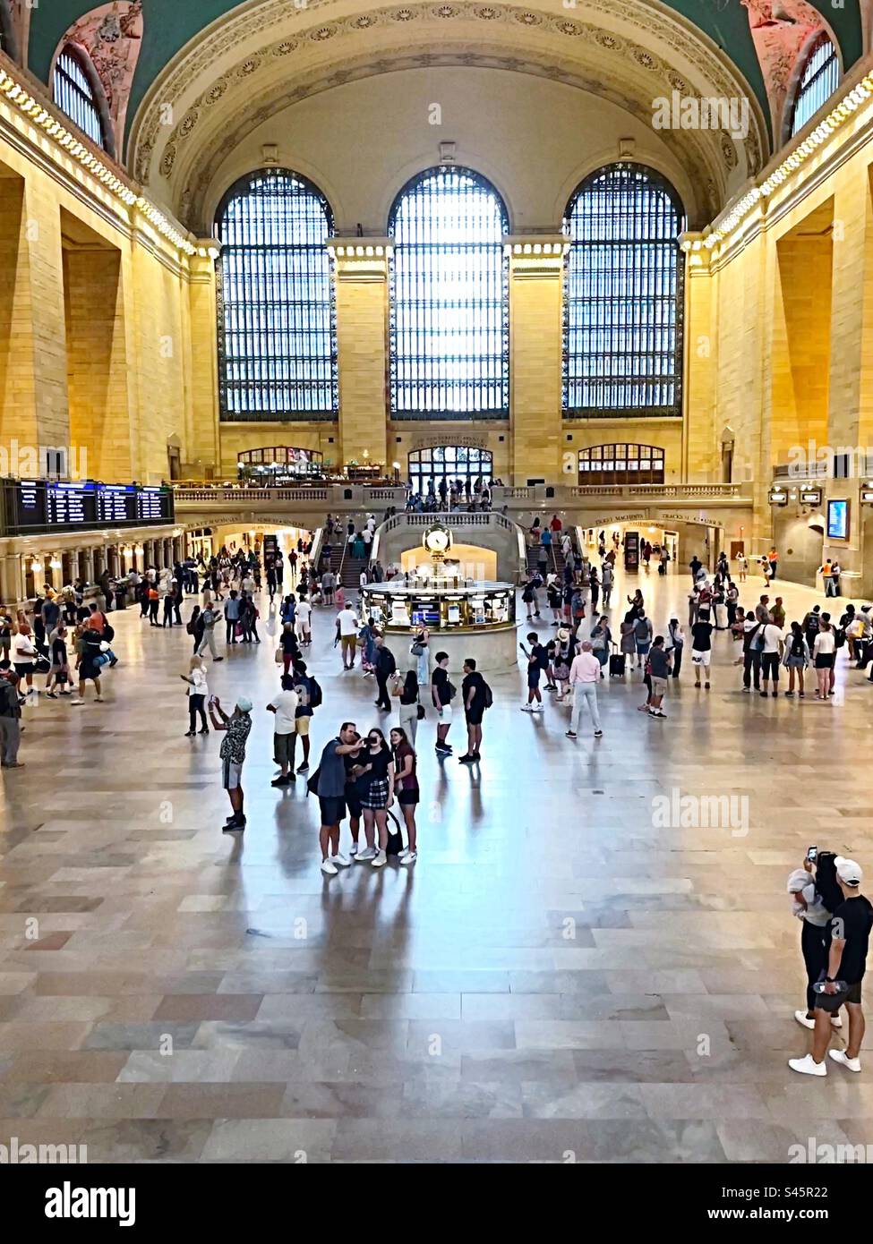 Il Grand Central Terminal è un'enorme stazione ferroviaria e della metropolitana nel cuore di Manhattan, 2023, New York City, USA - Immagine stock catturata con smartphone