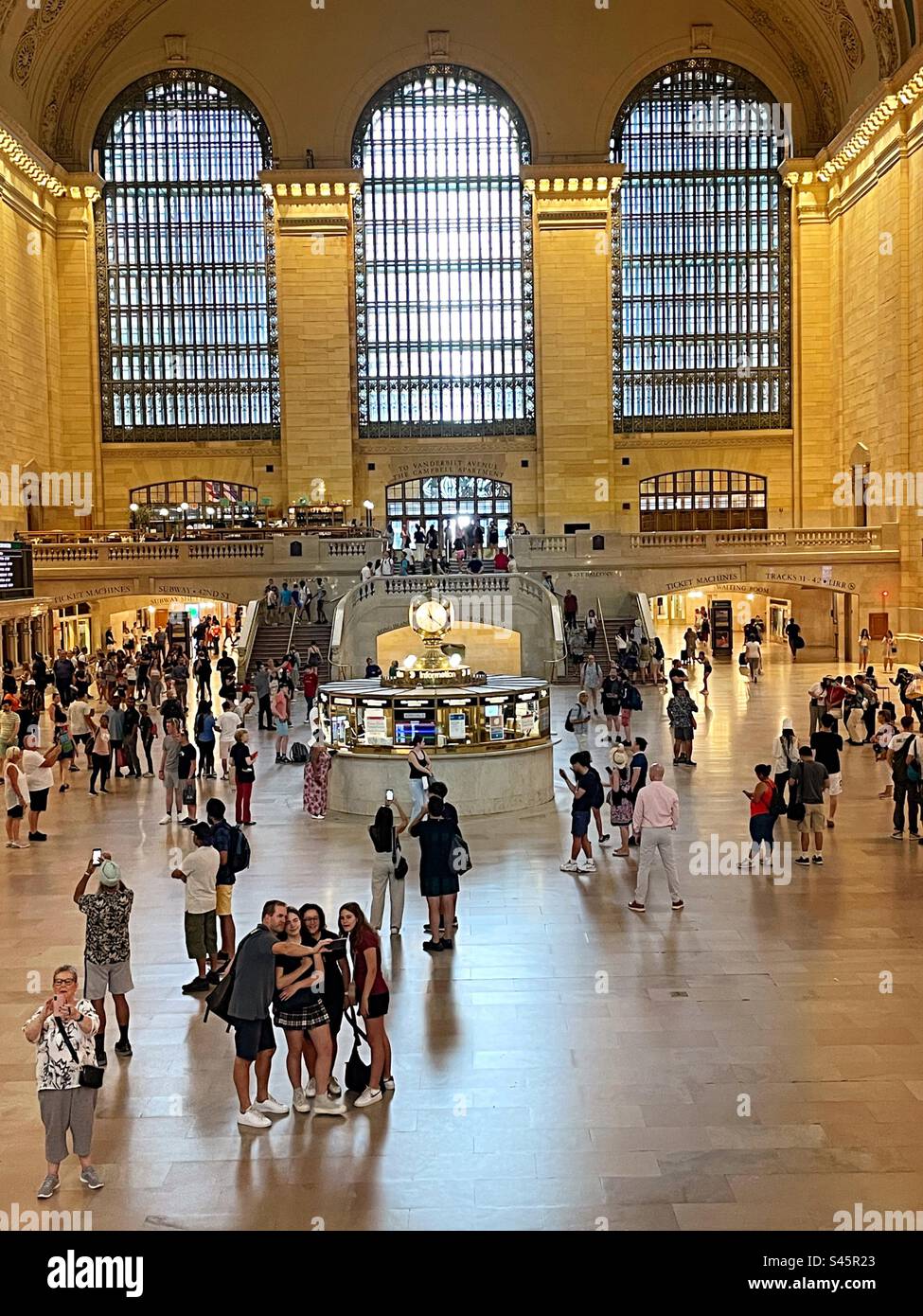 L'atrio principale del Grand Central Terminal presenta un chiosco informativo con un enorme orologio a quattro lati, 2023, New York City, USA - Immagine stock catturata con smartphone