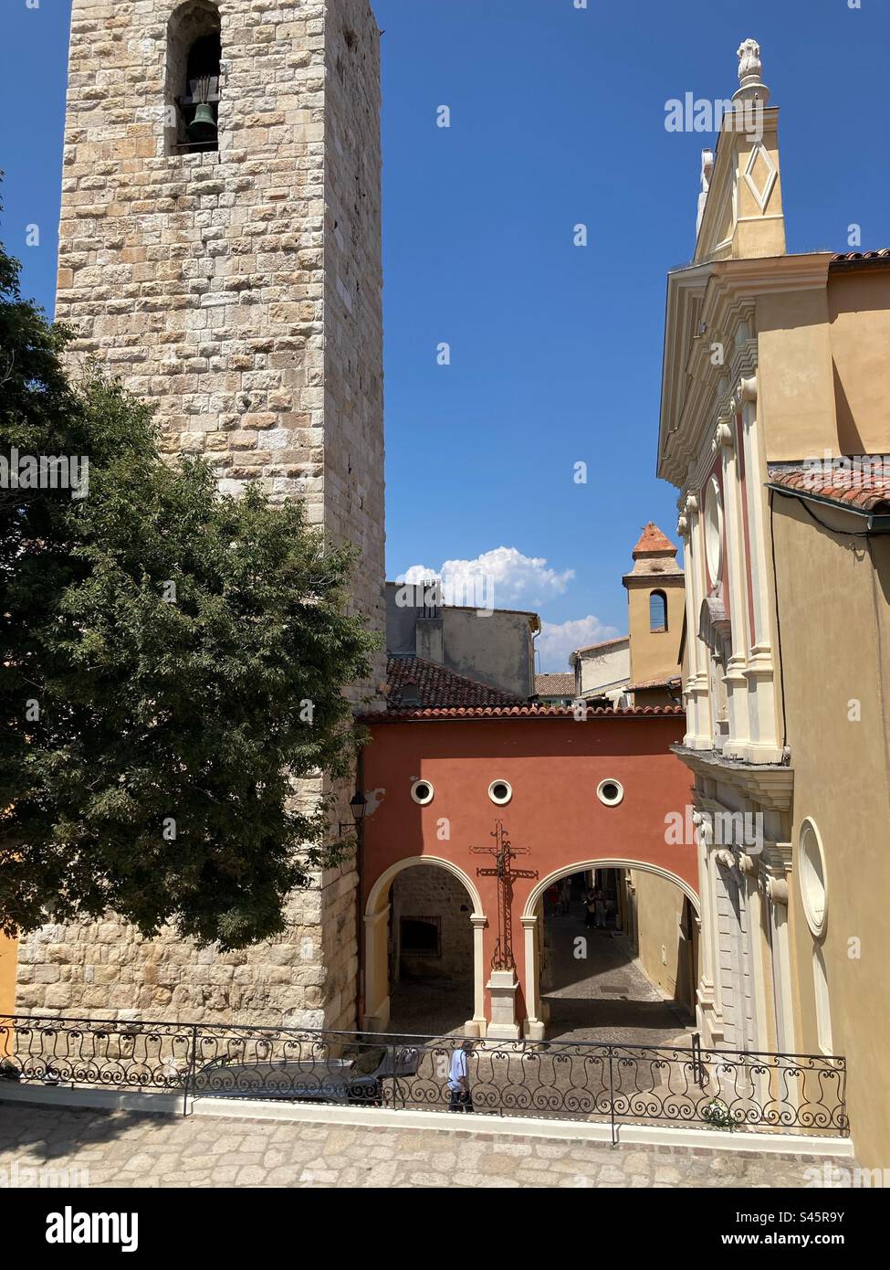 La cattedrale di Antibes (Cathédrale Notre-Dame-de-l'Immaculée-Conception d'Antibes) e la Torre Grimaldi viste dal Museo Picasso, Antibes, Provenza, Francia Foto Stock