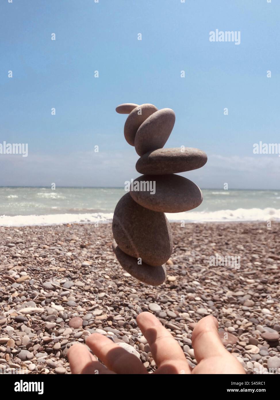 Bilanciare pietre in galleggiamento a mezz'aria Foto Stock