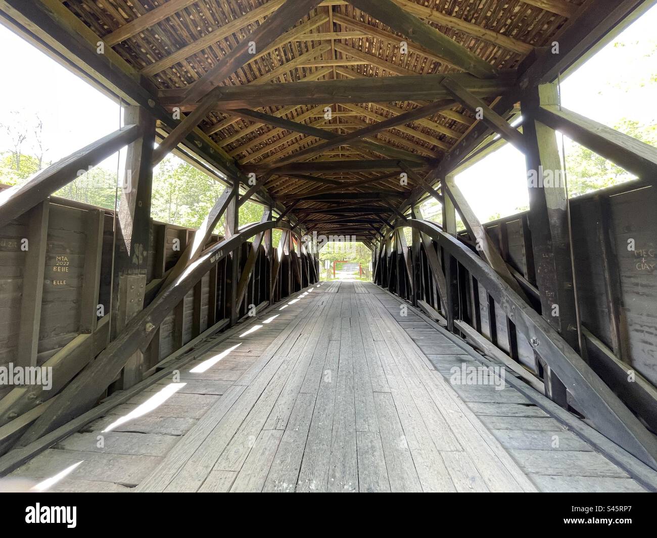 Prospettiva interna, Buckhorn Covered Bridge, Cogan House Township, Pennsylvania, USA, Lycoming County, National Historic Landmark, Burr Arch Truss Architecture, costruito nel 1877, attraversa Larry's Creek Foto Stock