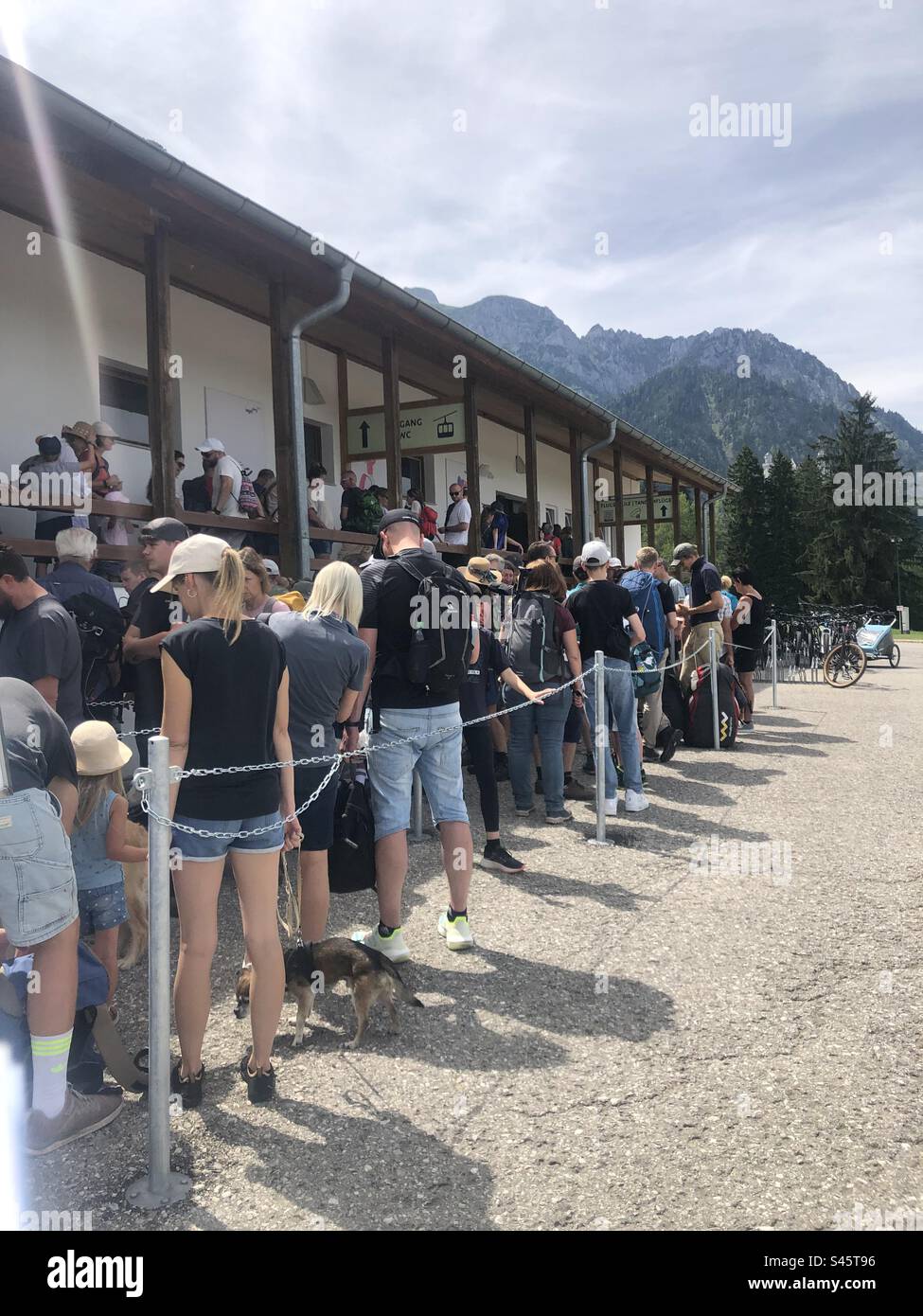 I turisti aspettano in fila la funivia per la montagna Foto Stock