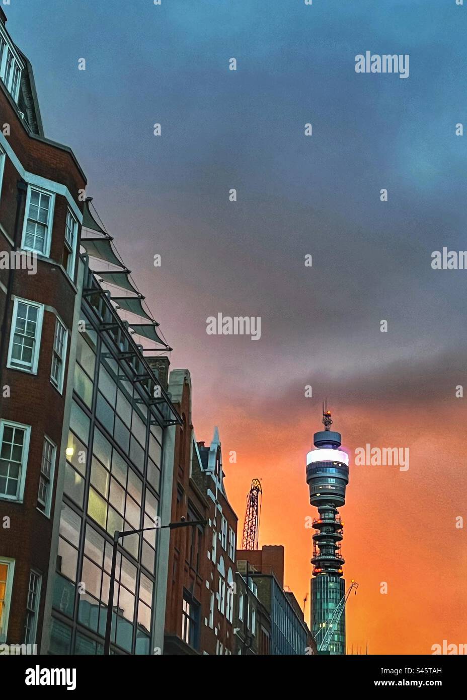 La Post Office Tower o la BT Tower di Londra con un tramonto incandescente - Immagine stock catturata con smartphone