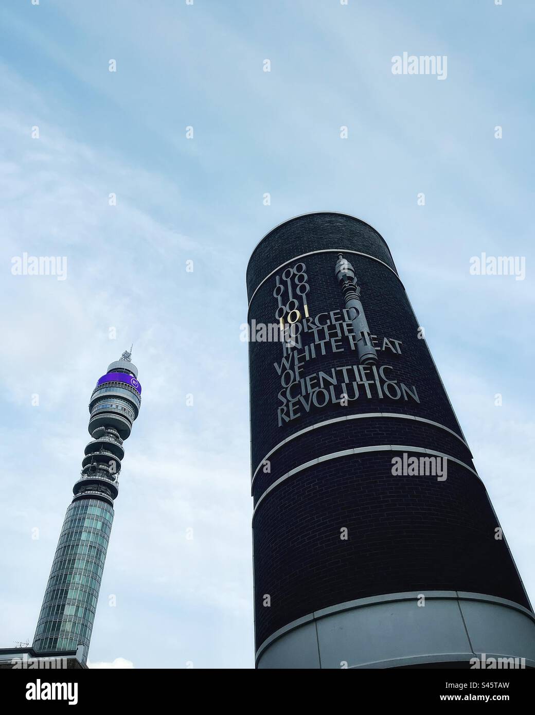 Ufficio postale o BT Tower di Londra con 101 Cleveland Street sviluppo che ha una citazione "White Heat" - riferimenti al famoso discorso del primo Ministro Harold Wilson sulla tecnologia negli anni sessanta - Immagine stock catturata con smartphone