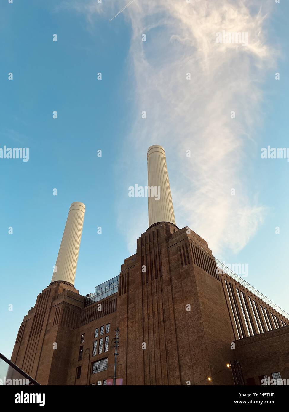 Chimneys of Battersea Power Station a Londra, Regno Unito - Immagine stock catturata con smartphone