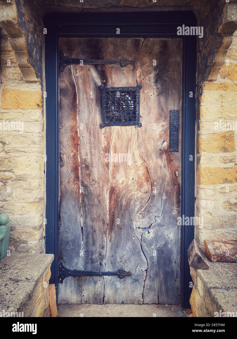 Una fotografia di una vecchia porta di legno di un pub molto vecchio in Inghilterra Foto Stock