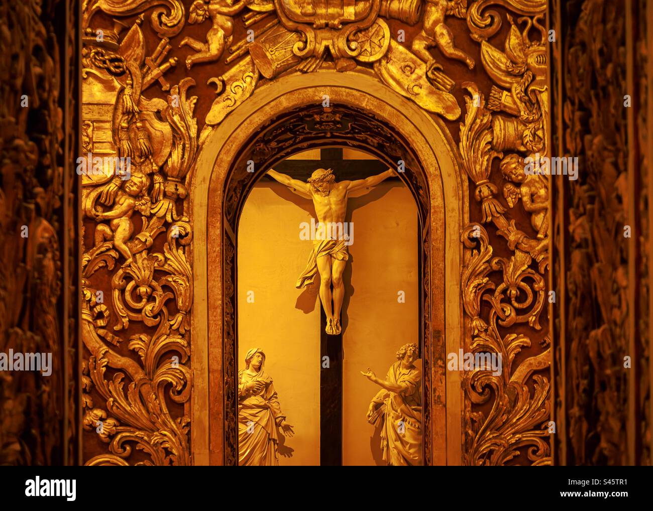 Crocifisso all'interno di St Co-cattedrale di Paolo, Valletta, Malta - Immagine stock catturata con smartphone