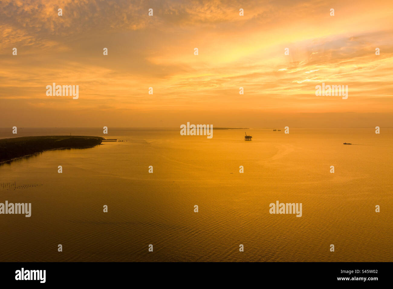 Mobile Bay incontra il Golfo del Messico al tramonto - Immagine stock catturata con smartphone