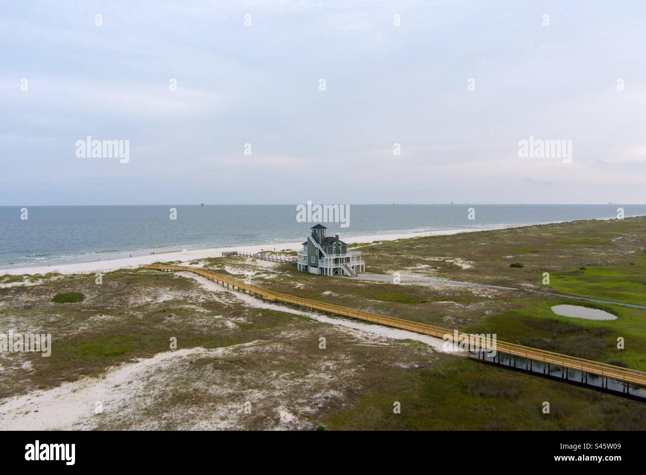 Casa solitaria sulla spiaggia di Fort Morgan a Gulf Shores, Alabama - Immagine stock catturata con smartphone